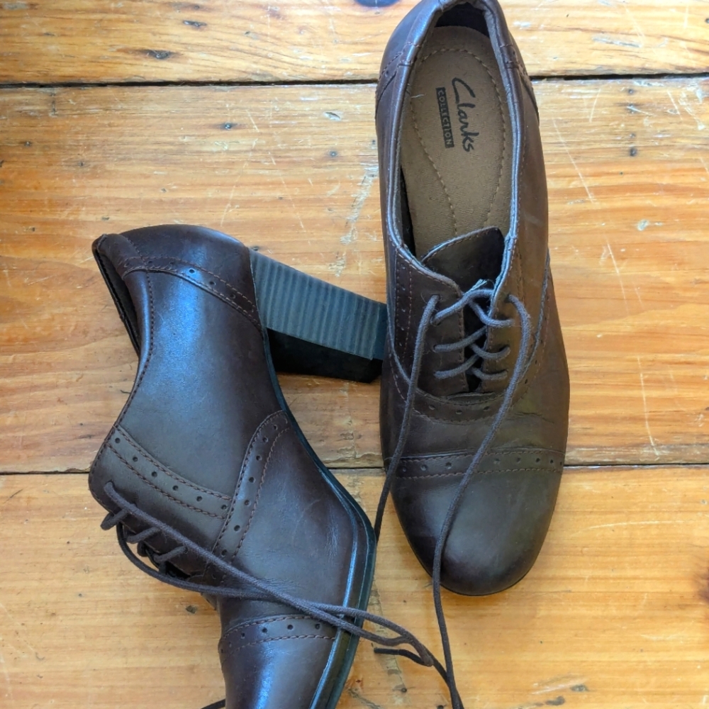 Clarks Oxford pumps in chocolate brown
